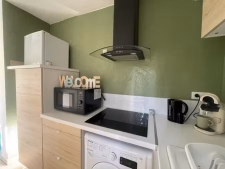 à louer à draguignan : studio meublé de 23m² avec place de parking en sous-sol.