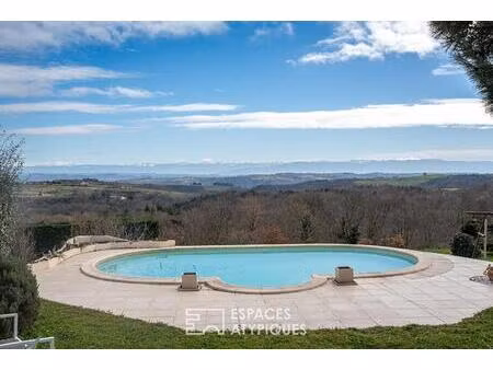 le panorama d'une maison singulière en ardèche.