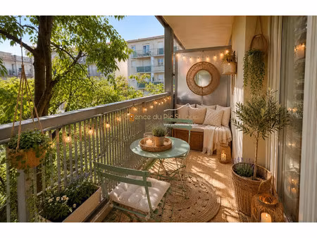 studio lumineux avec balcon
