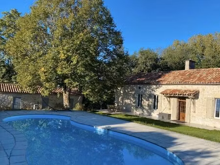 charmante propriété avec gîte indépendant  piscine et pigeonnier sur près de 4000m2