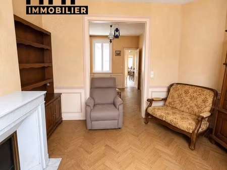maison de ville avec cave  extérieur et capacité 4 à 5 chamb