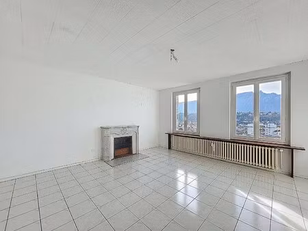 dernier étage lumineux - vue dégagée - centre ville au calme à aix-les-bains