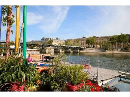 une péniche face au pont des arts