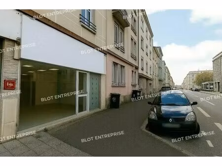 location commerce 60 m²