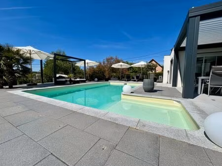 propriété rénovée avec piscine  160 m² sur 27 ares 96