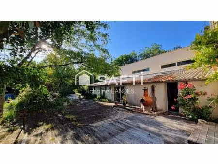 maison spacieuse avec 3 chambres et jardin arboré.