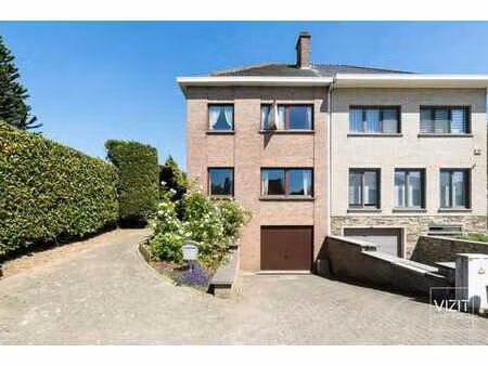 maison semi-ouverte stratégiquement située dans le quartier