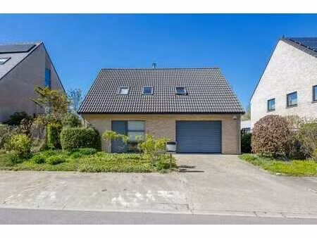 maison en formidable état dans un clos calme.
