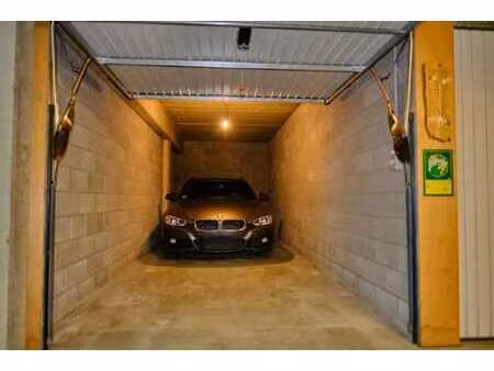 boxe de garage individuel fermé (stockage)