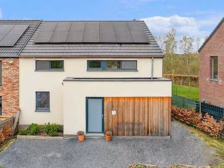 maison neuve spacieuse avec jardin ensoleillé