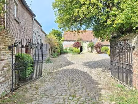 belle propriété formée de trois bâtiments - beau potentiel
