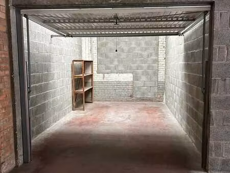 garage au rez-de-chaussée  à quelques pas du centre-ville