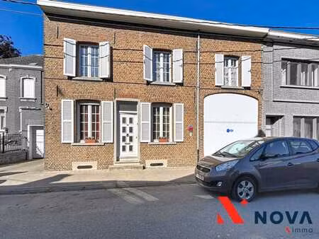 saintes  spacieuse maison 7 chambres  avec garage et jardin.