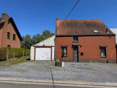 bonne maison d'habitation 3 façades avec 2 garages et jardin