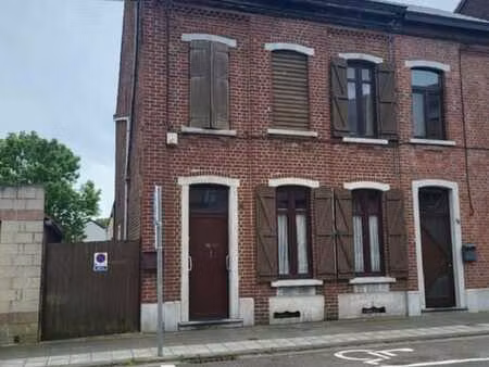 belle maison d'habitation avec terrasse et jardin
