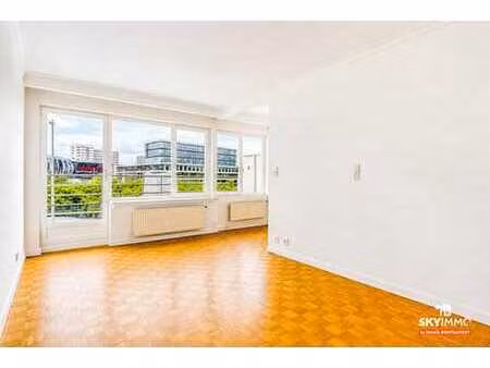 studio lumineux avec balcon en face de l'eau a liege