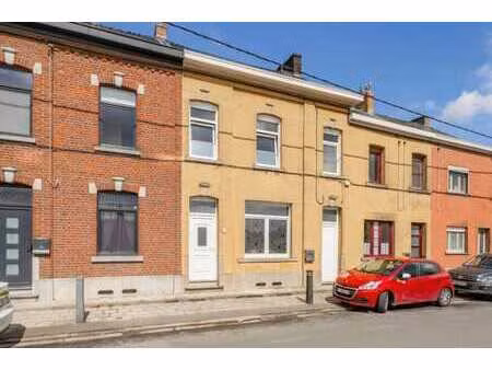maison d'habitation avec jardin et passage latéral