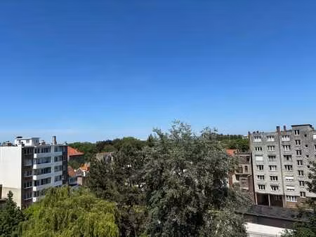 josaphat. très joli appartement avec magnifique terrasse.