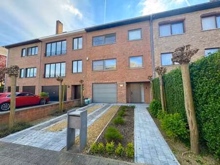 superbe maison 4ch/2sdb avec garage et jardin  peb = c+ !