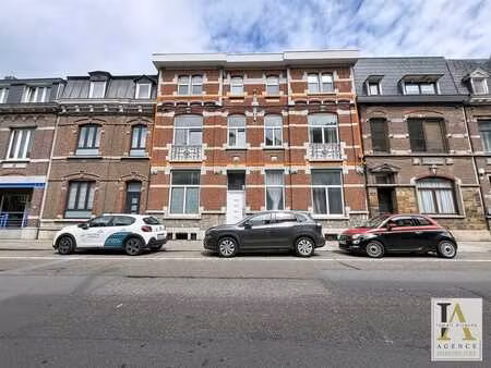lumineux appartement 2 chambres offrant de beaux volumes
