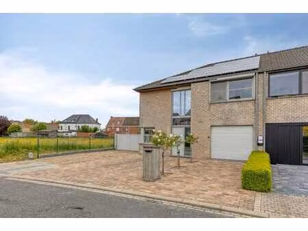 maison familiale de 3 chambres prête à emménager à vendre