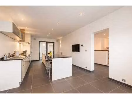 maison imposante (358m2) avec garage et epc-b