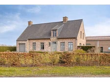 villa met vergunde loods te koop