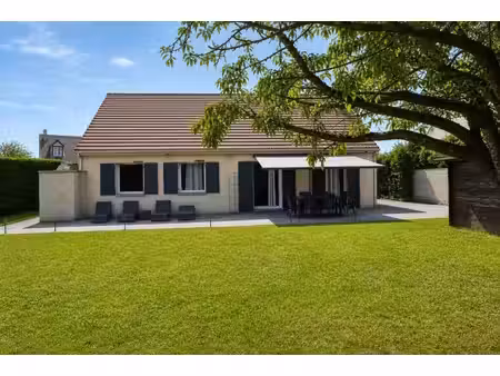maison moderne plain pied de 5 pièces de 110 m² à crouy-en-thelle (60)