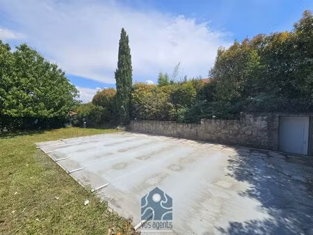 terrain constructible viabilisé avec local piscine et piscine chauffée