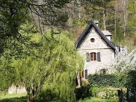 rare: moulin auvergnat authentique au bord d'un ruisseau
