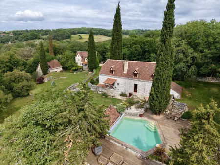 ancien hameau rénové avec gîte  piscine sur 1 4 hectare de n