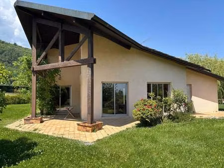 divonne  au calme  proche école  villa individuelle de 136m2  découpée en 2 appartements