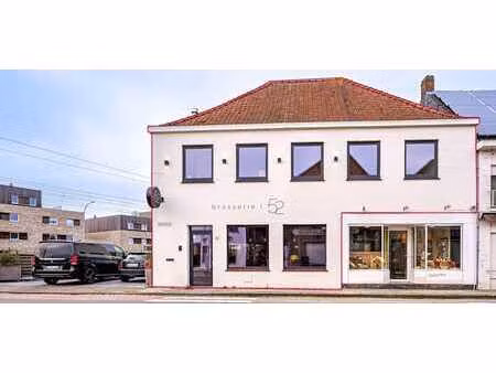 local commercial à vendre avec terrasse et appartement à lop