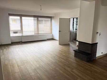 appartement à louer avec terrasse et 3 chambres   la louvière (vbe26740)
