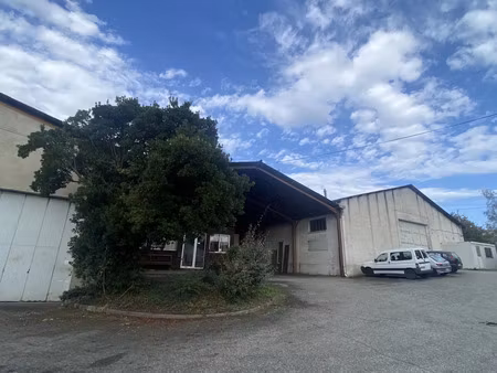 2 lots local + auvent avec jardin et parkings