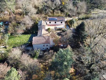 ensemble immobilier d'une maison avec 8 gites