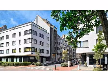appartement moderne meublé avec 2 chambres à coucher  situé