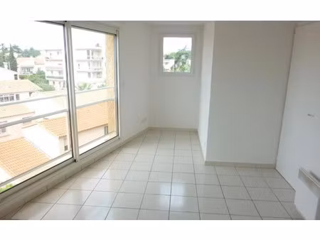 location appartement  m² t-2 à agde  550 €