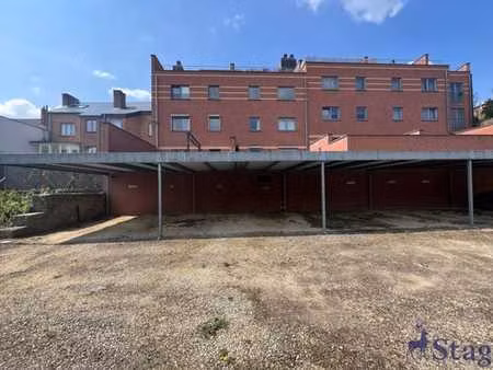 4 parkings sous carports à l’arrière d’un immeuble sécurisé