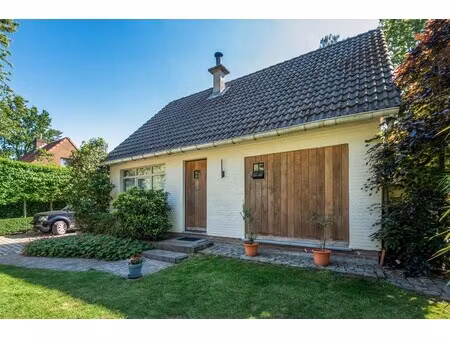 rustig gelegen vrijstaande woning met garage  omringd door groen in brecht.