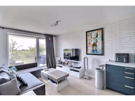 appartement et terrasse avec vue verdoyante dégagée