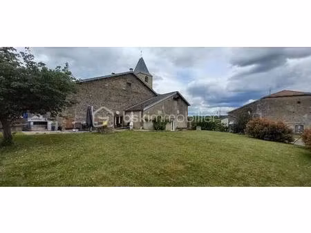maison de campagne de 257 m² habitables sur un terrain d’environ 1 223 m²