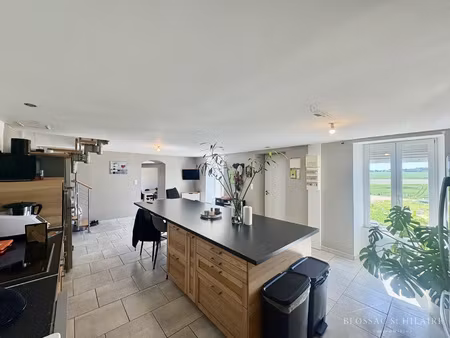 entre lencloitre et saint-gervais-les-trois-clochers  maison