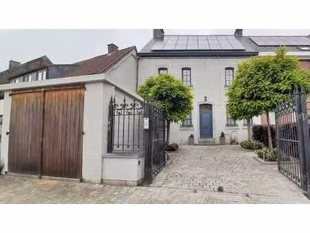 une spacieuse maison bourgeoise avec jardin  piscine  garage