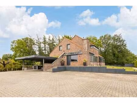 maison avec bureaux  espace de stockage et un rêve de jardin