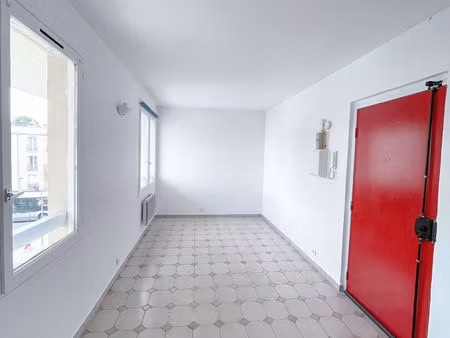 a louer à longjumeau un studio avec cave et place de parking