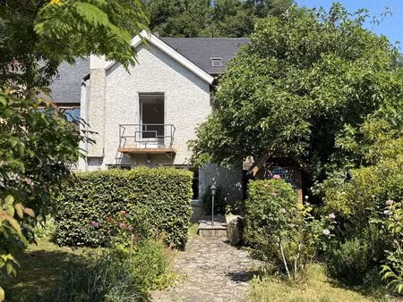 au coeur de montignac  avec un très beau jardin intimiste  parfait pied-à-terre de 70 m²..