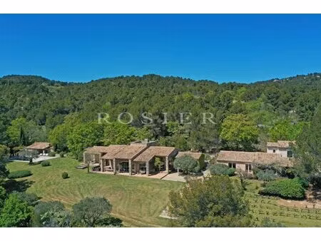 grande propriété d'agrément sur plus de 2 hectares face au luberon.