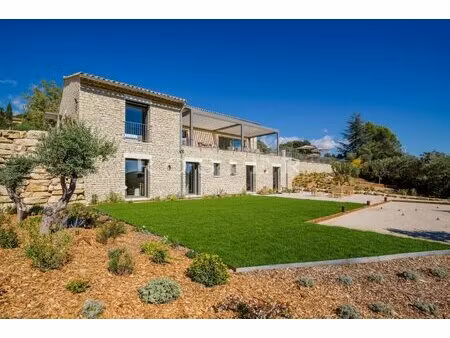 spectaculaire villa contemporaine en pierres avec piscine  en position dominante.