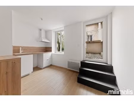 studio rénové au rez-de-chaussée avec terrasse
